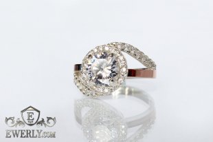 Женское кольцо из серебра с белым камнем, фото