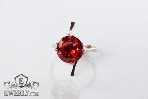 Кольцо из серебра с гранатовым камнем, фото