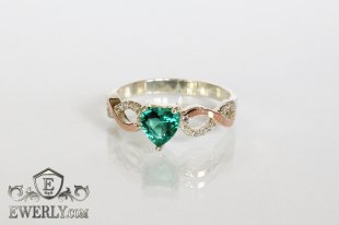 Серебряное кольцо с сердцем из зелёного фианита, фото