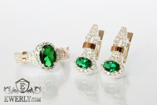 Набір: сережки і каблучка зі срібла з золотом і зеленими каменями, фото