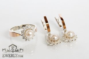 Жіночий комплект з сережок і кільця з білим перлами, фото