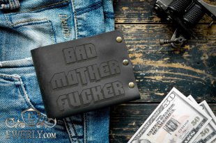 Чоловічий гаманець зі шкіри чорний з гравіюванням, фото