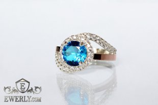 Женское кольцо из серебра с голубым камнем, фото