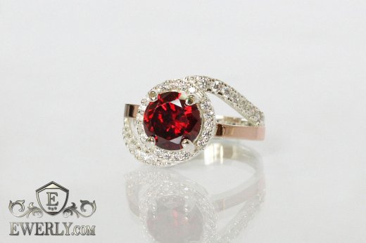 Женское кольцо из серебра с красным камнем, фото